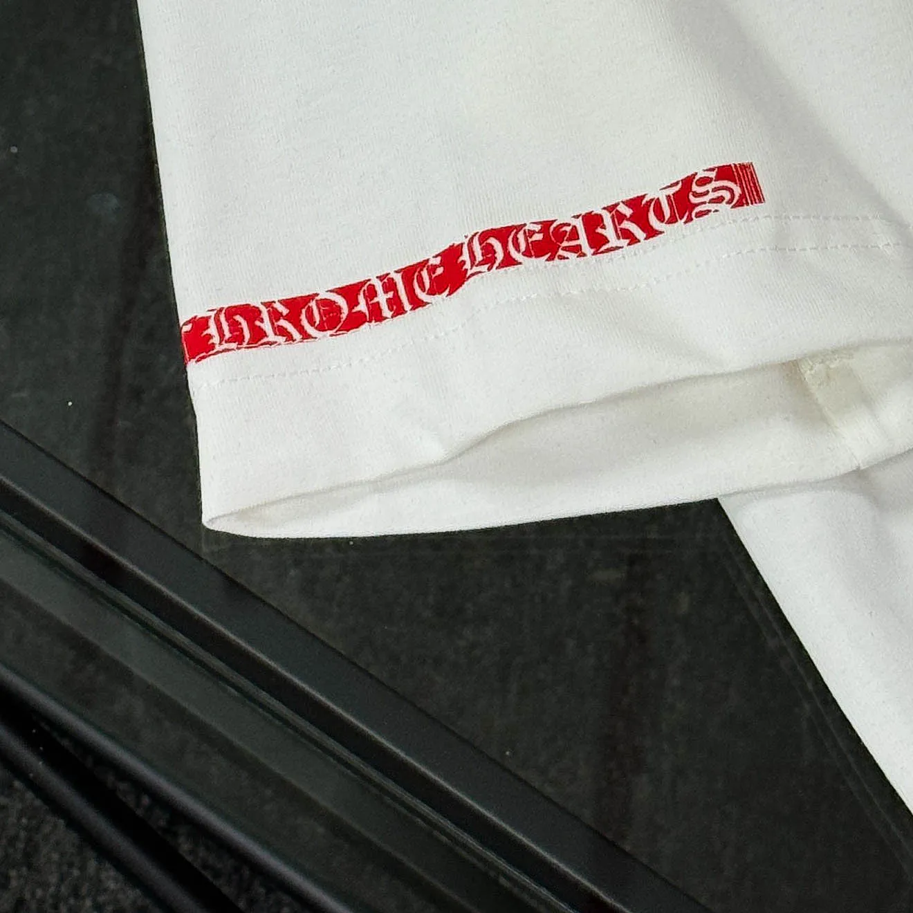 P170 Chrome Hearts Chrome Hearts 25 high version. The fabric is made of 300 grams of high-density pure cotton. It does not deform or shrink. It has three labels. It is the same style for men and women. Technology: suede foam printing. Color: white, black. SIZE: S-XL.